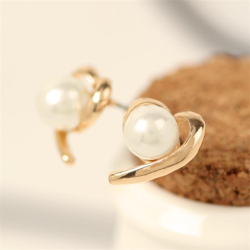 Temperament Pearl Love Stud Earrings