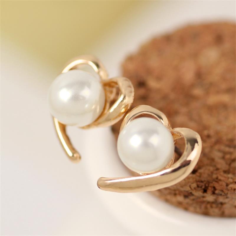 Temperament Pearl Love Stud Earrings