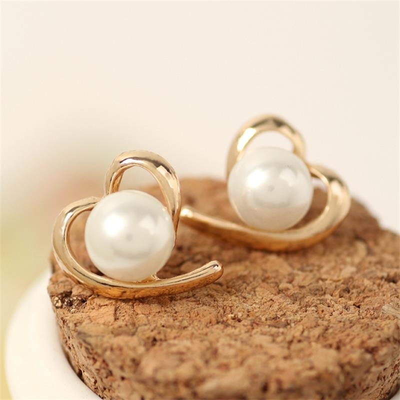 Temperament Pearl Love Stud Earrings